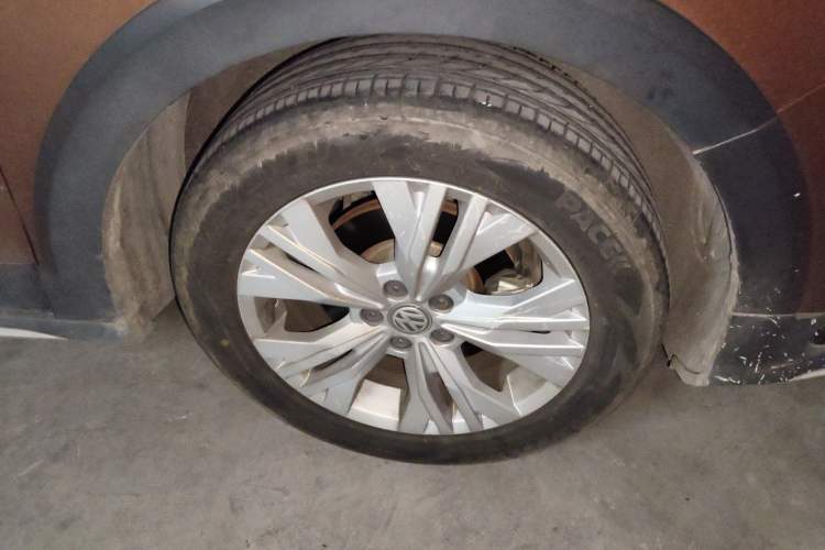 Used Volkswagen C-TREK 2017 1.6L Automatic Comfort Model Right Front Wheel Hub