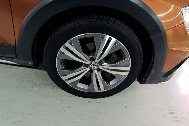 Used Volkswagen C-TREK 2017 230TSI DSG Luxury Model Right Front Wheel Hub