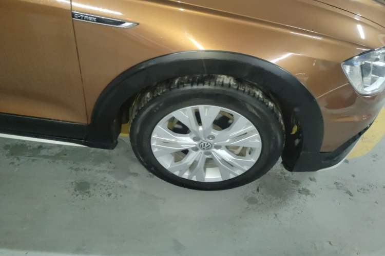 Used Volkswagen C-TREK 2017 230TSI DSG Comfort Version Right Front Wheel Hub