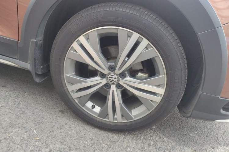 Used Volkswagen C-TREK 2017 1.6L Automatic Luxury Model Right Front Wheel Hub
