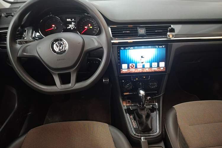 Used Volkswagen C-TREK 2017 1.6L Automatic Comfort Model Center Console