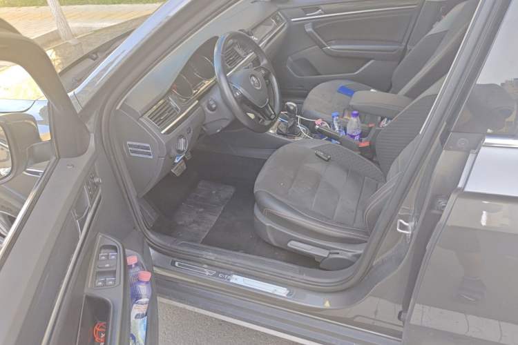 Used Volkswagen C-TREK 2017 1.6L Automatic Luxury Model Driver Seat