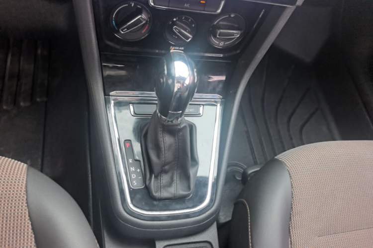 Used Volkswagen C-TREK 2017 1.6L Automatic Comfort Model Gear Lever