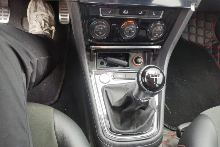 Used Volkswagen C-TREK 2017 1.6L Manual Luxury Model Gear Lever