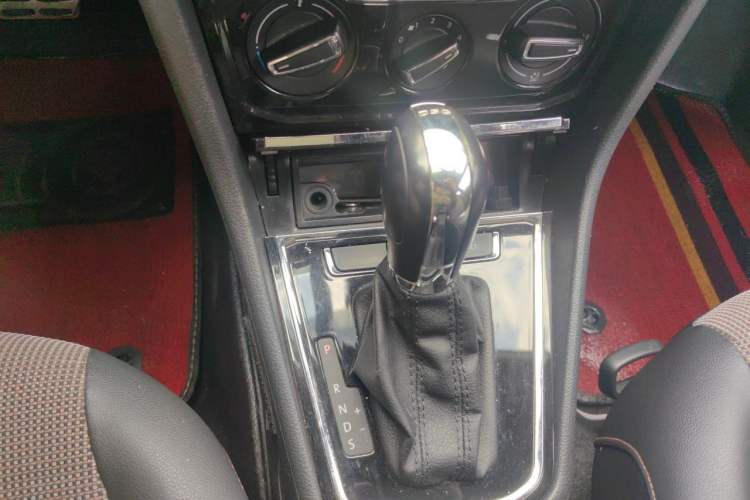 Used Volkswagen C-TREK 2017 230TSI DSG Comfort Version Gear Lever