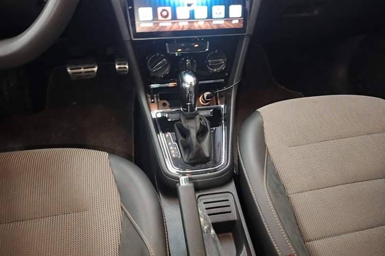 Used Volkswagen C-TREK 2017 1.6L Automatic Comfort Model Gear Lever