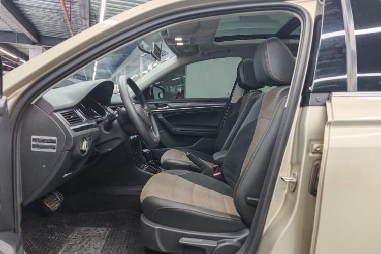 Used Volkswagen C-TREK 2017 230TSI DSG Comfort Version Interior 4