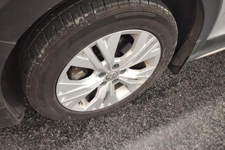 Used Volkswagen C-TREK 2017 1.6L Automatic Comfort Model Left Front Wheel Hub