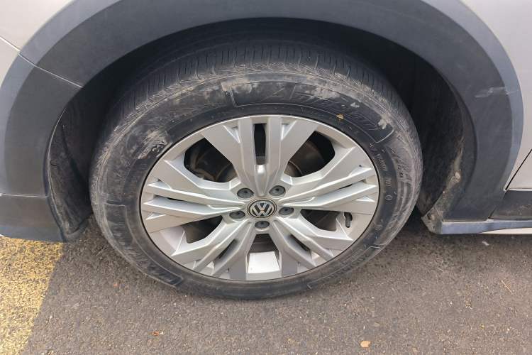 Used Volkswagen C-TREK 2017 1.6L Automatic Comfort Model Left Front Wheel Hub