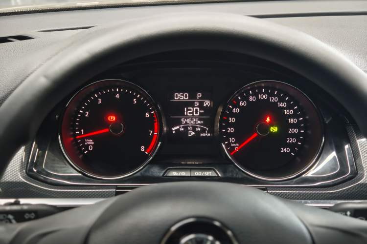 Used Volkswagen C-TREK 2017 230TSI DSG Comfort Version Odometer Close Up