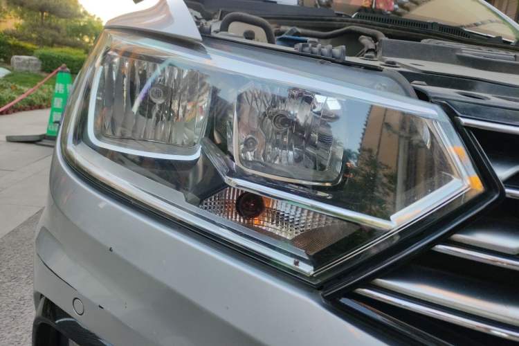 Used Volkswagen C-TREK 2017 230TSI DSG Luxury Model Right Front Headlight