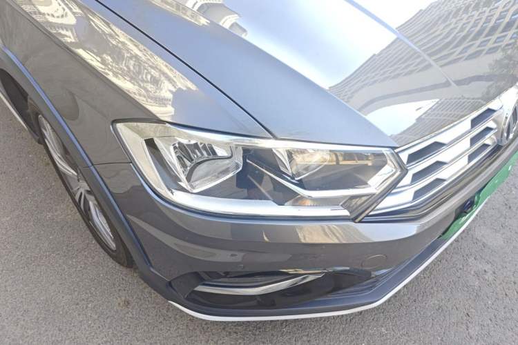Used Volkswagen C-TREK 2017 1.6L Automatic Luxury Model Right Front Headlight