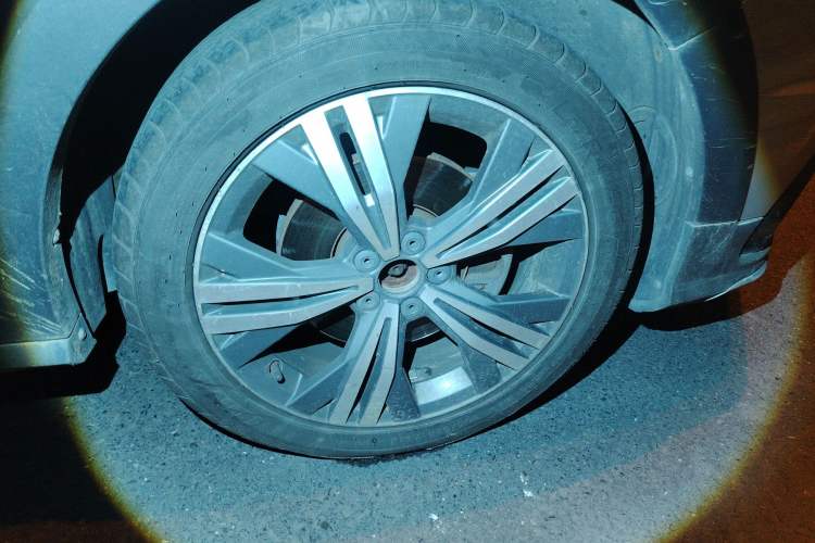 Used Volkswagen C-TREK 2017 230TSI DSG Luxury Model Right Front Wheel Hub