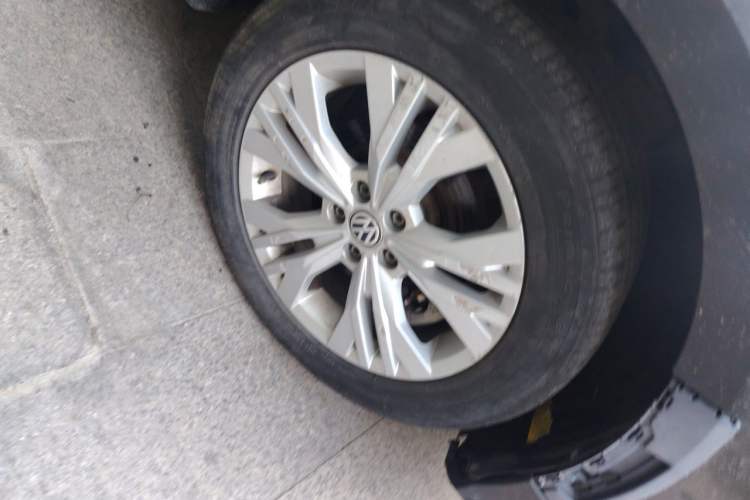Used Volkswagen C-TREK 2017 1.6L Automatic Comfort Model Right Front Wheel Hub