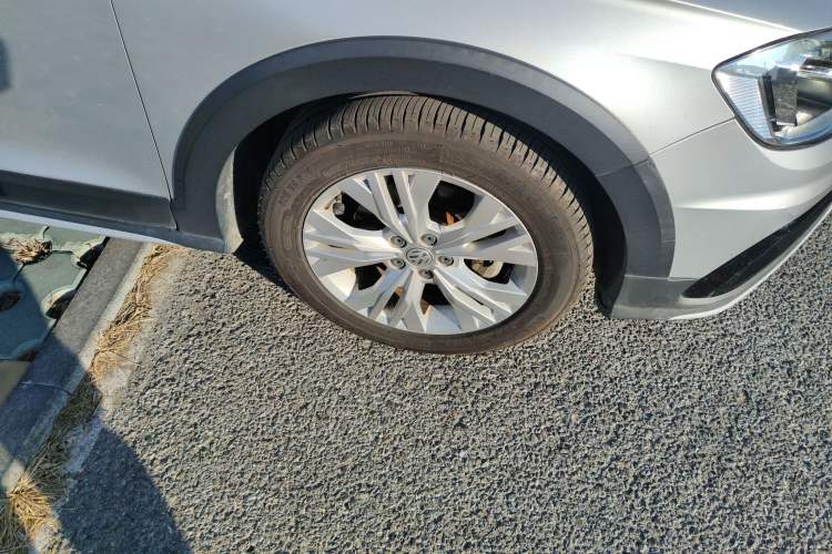 Used Volkswagen C-TREK 2017 1.6L Automatic Comfort Model Right Front Wheel Hub