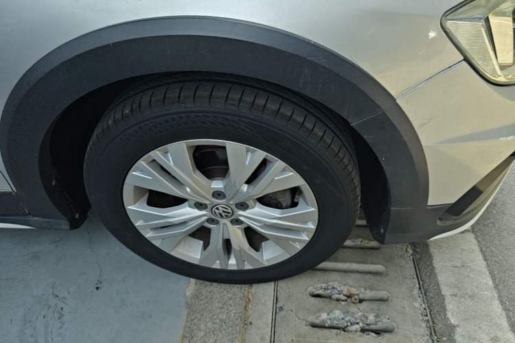 Used Volkswagen C-TREK 2017 1.6L Automatic Comfort Model Right Front Wheel Hub