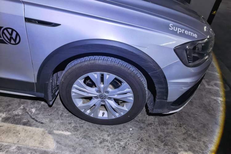 Used Volkswagen C-TREK 2017 1.6L Automatic Comfort Model Right Front Wheel Hub