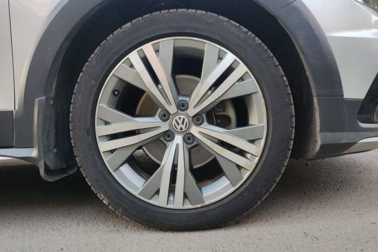 Used Volkswagen C-TREK 2017 230TSI DSG Luxury Model Right Front Wheel Hub