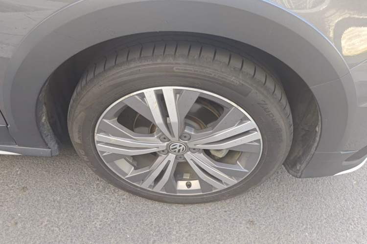Used Volkswagen C-TREK 2017 1.6L Automatic Luxury Model Right Front Wheel Hub