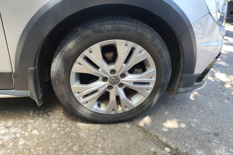 Used Volkswagen C-TREK 2017 1.6L Automatic Comfort Model Right Front Wheel Hub