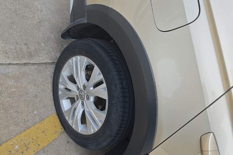 Used Volkswagen C-TREK 2017 1.6L Automatic Comfort Model Right Rear Wheel Hub
