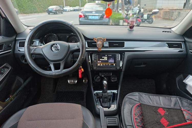 Used Volkswagen C-TREK 2017 230TSI DSG Comfort Version Center Console