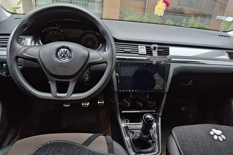 Used Volkswagen C-TREK 2017 230TSI Manual Comfort Version Center Console