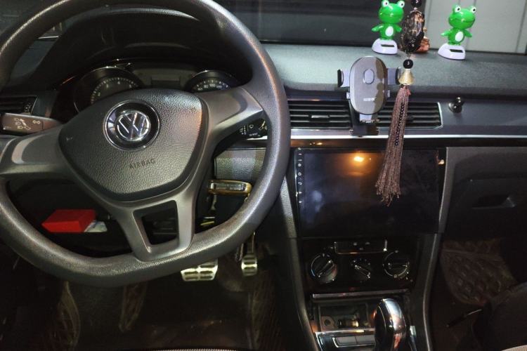 Used Volkswagen C-TREK 2017 1.6L Automatic Comfort Model Center Console