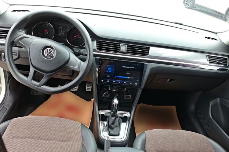 Used Volkswagen C-TREK 2017 230TSI DSG Comfort Version Center Console
