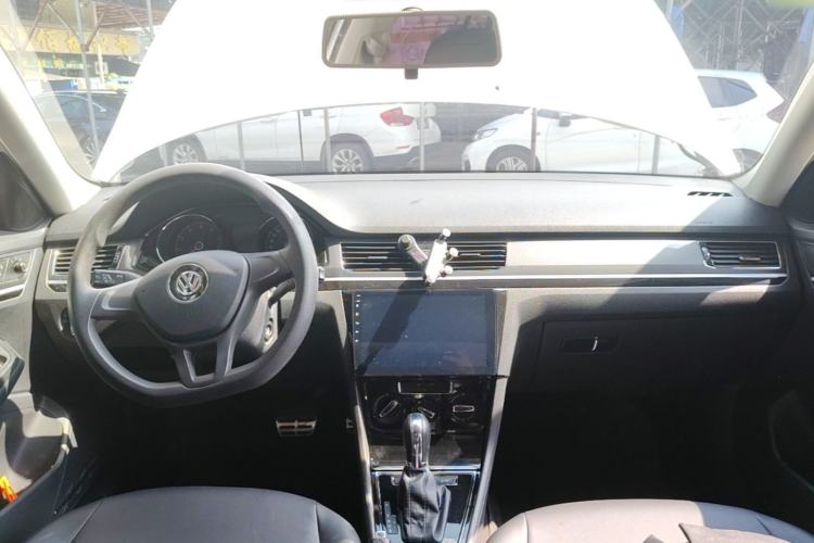 Used Volkswagen C-TREK 2017 1.6L Automatic Comfort Model Center Console