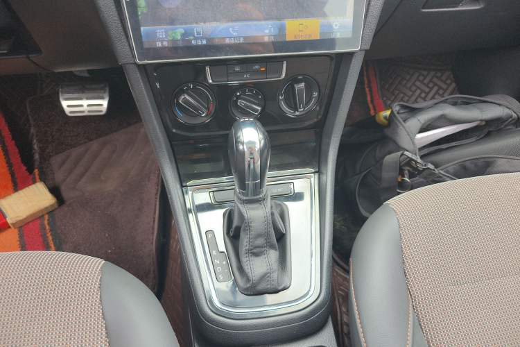 Used Volkswagen C-TREK 2017 230TSI DSG Comfort Version Gear Lever