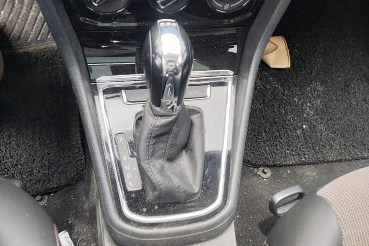Used Volkswagen C-TREK 2017 230TSI DSG Comfort Version Gear Lever