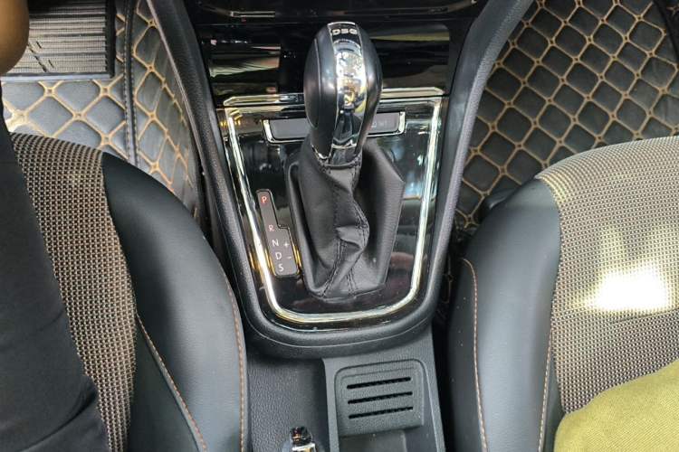 Used Volkswagen C-TREK 2017 230TSI DSG Comfort Version Gear Lever