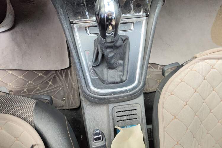 Used Volkswagen C-TREK 2017 230TSI DSG Comfort Version Gear Lever