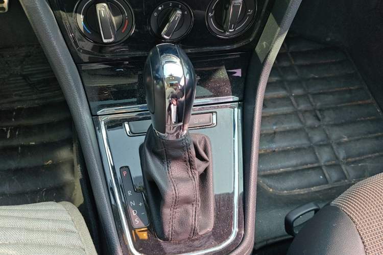 Used Volkswagen C-TREK 2017 1.6L Automatic Comfort Model Gear Lever