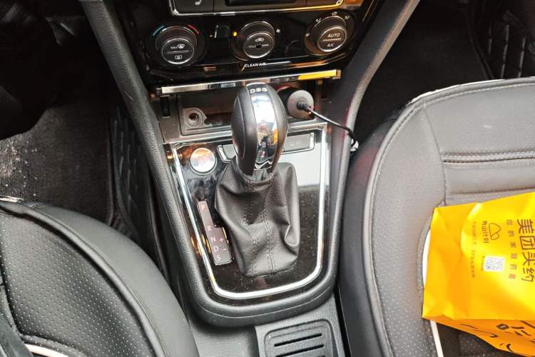 Used Volkswagen C-TREK 2017 230TSI DSG Luxury Model Gear Lever
