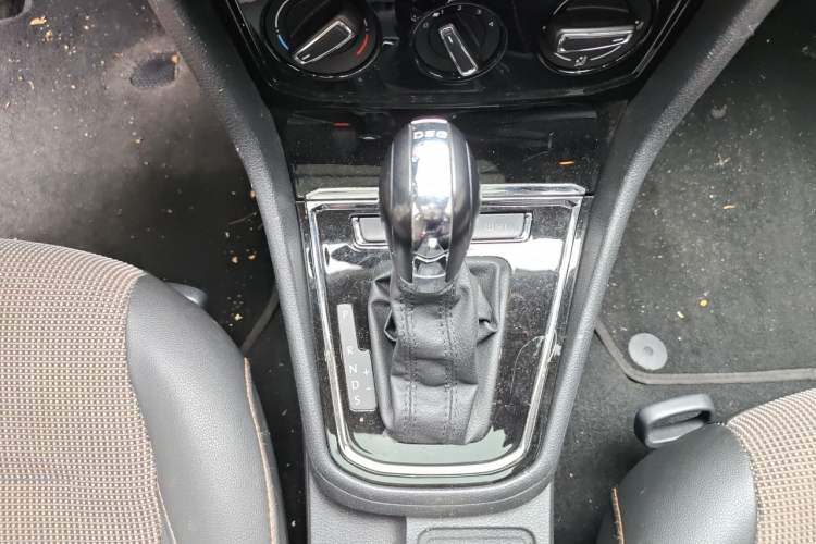 Used Volkswagen C-TREK 2017 230TSI DSG Comfort Version Gear Lever