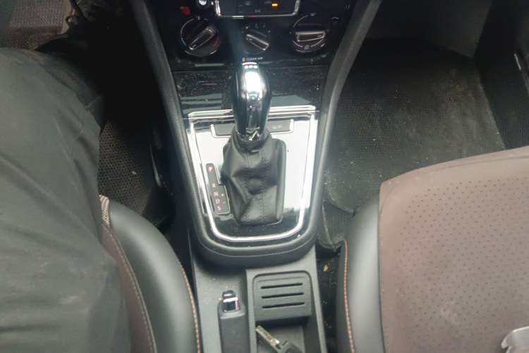 Used Volkswagen C-TREK 2017 230TSI DSG Comfort Version Gear Lever
