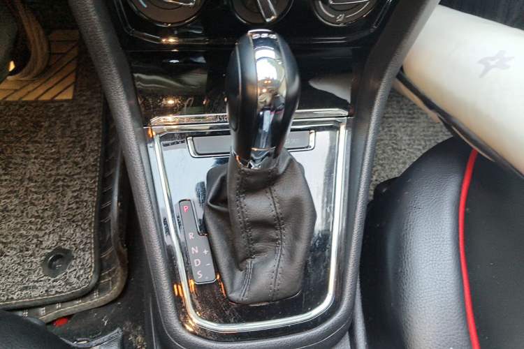 Used Volkswagen C-TREK 2017 230TSI DSG Comfort Version Gear Lever