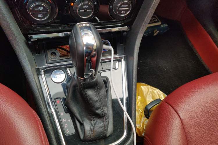 Used Volkswagen C-TREK 2017 230TSI DSG Luxury Model Gear Lever