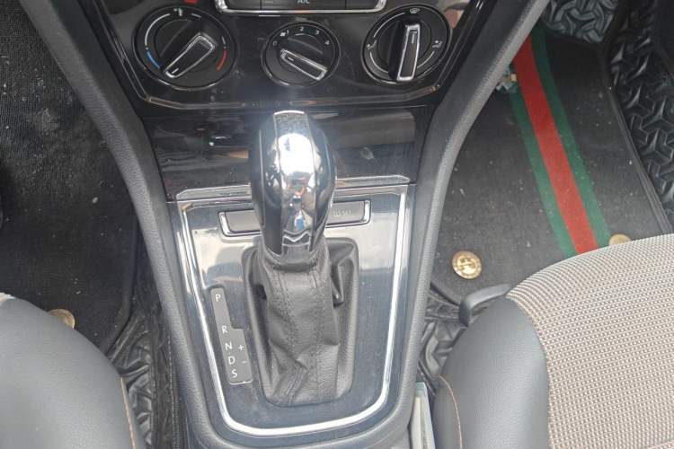 Used Volkswagen C-TREK 2017 1.6L Automatic Comfort Model Gear Lever