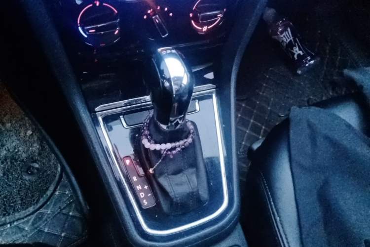 Used Volkswagen C-TREK 2017 230TSI DSG Comfort Version Gear Lever