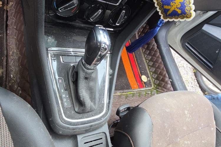 Used Volkswagen C-TREK 2017 230TSI DSG Comfort Version Gear Lever