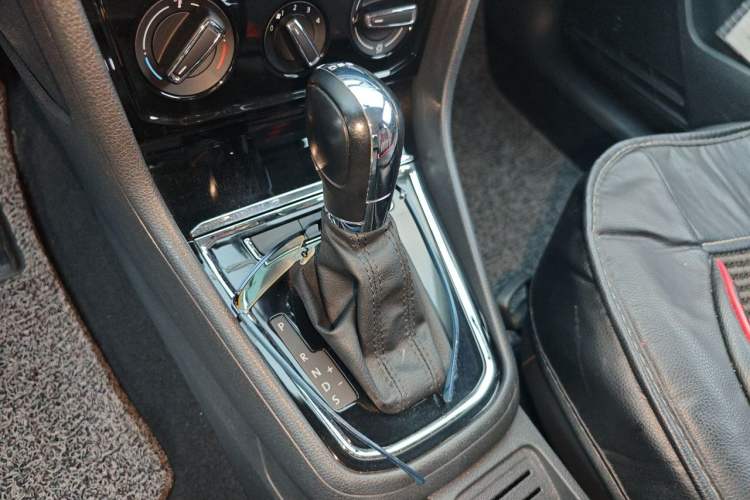 Used Volkswagen C-TREK 2017 230TSI DSG Comfort Version Gear Lever