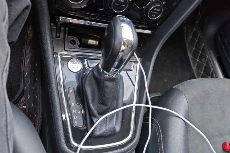 Used Volkswagen C-TREK 2017 230TSI DSG Luxury Model Gear Lever