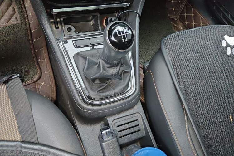Used Volkswagen C-TREK 2017 230TSI Manual Comfort Version Gear Lever