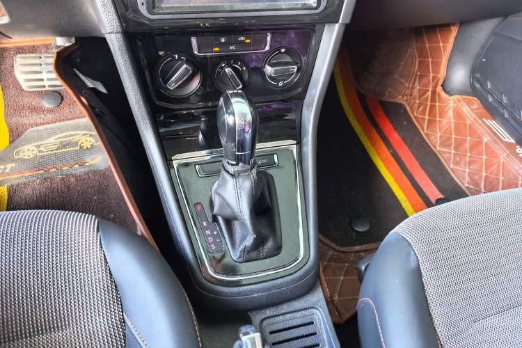 Used Volkswagen C-TREK 2017 230TSI DSG Comfort Version Gear Lever