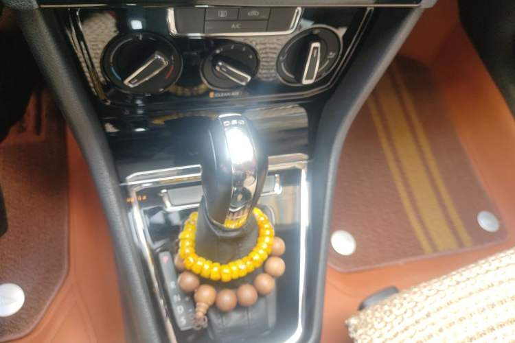 Used Volkswagen C-TREK 2017 230TSI DSG Comfort Version Gear Lever