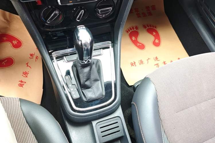 Used Volkswagen C-TREK 2017 230TSI DSG Comfort Version Gear Lever