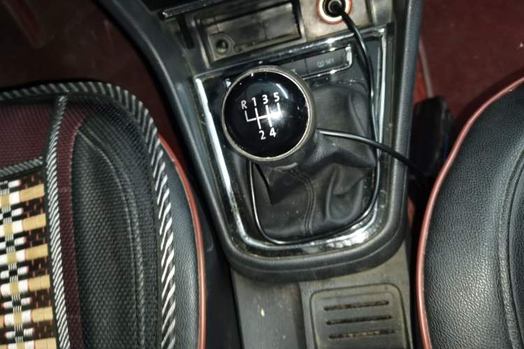 Used Volkswagen C-TREK 2017 230TSI Manual Comfort Version Gear Lever